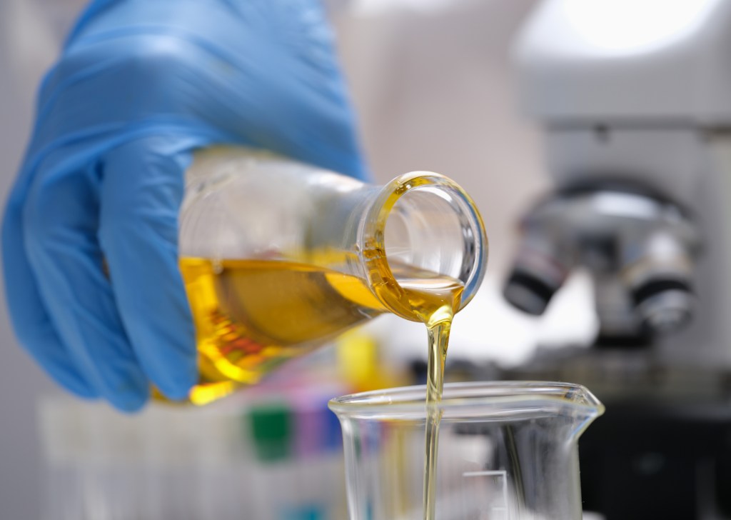 ЛУКОЙЛ первым в России создал масло нового стандарта качества