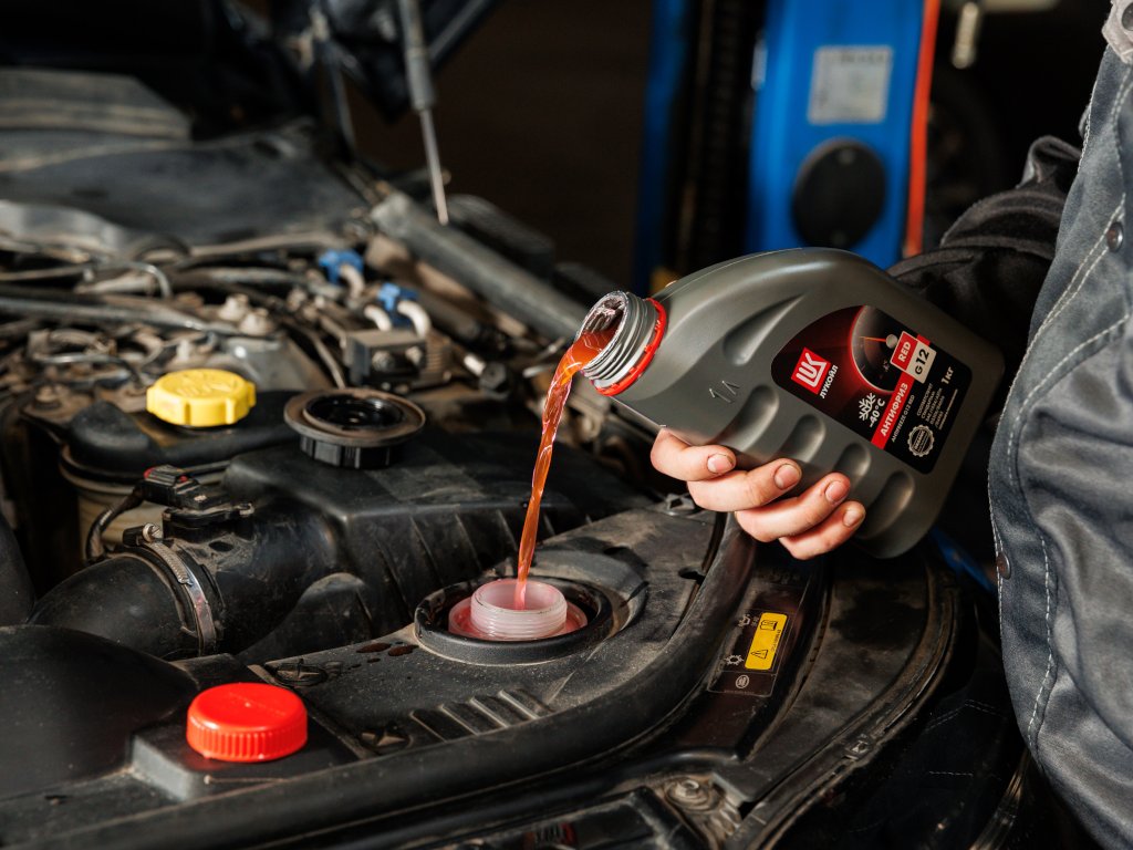 Долив и проверка уровня антифриза.jpg